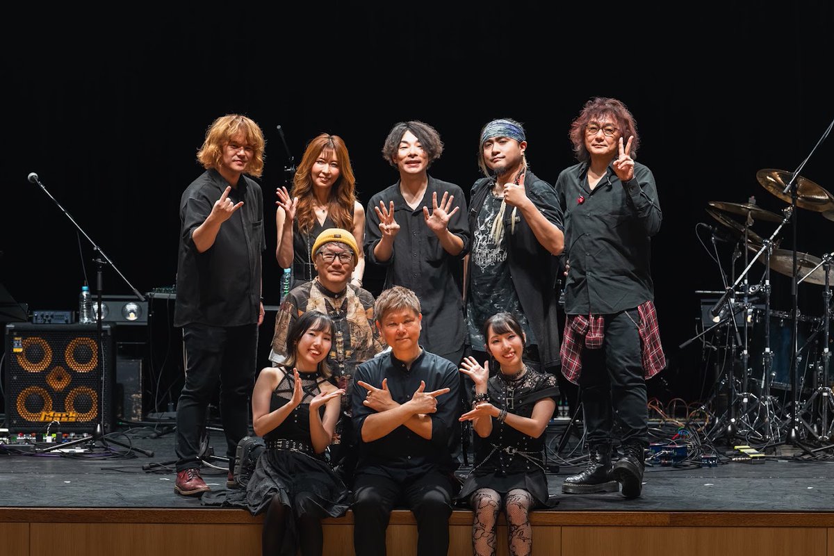 itoken0705's tweet photo. 先日の"聖剣伝説35thライブ"にご来場頂いた方々、ミュージシャン、スタッフ、関係者の方々。
菊田裕樹氏、村田琢氏・優歌さん・彩歌さん・春歌さん。
メッセージ頂いた下村陽子さん。
お花頂きましたスクエニ、石井浩一氏。
全ての方々に、ありがとうございました！

撮影：砂流恵介
#聖剣伝説35th https://t.co/ASpIJqFmBb