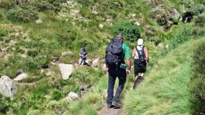 guardiacivil's tweet photo. Si te pierdes, mantén la calma

📍 Si desorientas tu ruta:

✅ Detente y evalúa la situación. 
✅ Evita seguir caminando sin rumbo. 
✅ Comparte tu ubicación si tienes cobertura. 
✅ Llama al 112 .

Conservar la calma es fundamental.

#MontañaSegura #Emergencias #TenCabeza https://t.co/12CQKZKnpp