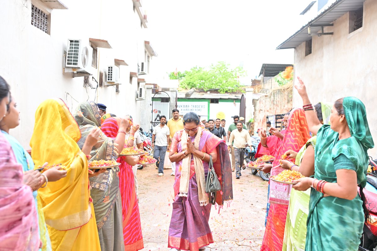 BJMCMahilaOD's tweet photo. A warm traditional welcome marked the beginning of the BJMC Mahila Morcha programme in Odisha. Together, we continue working towards a stronger organisation and the welfare of women workers.

#BJMC #MahilaMorcha #Odisha https://t.co/ssMKLTOFoh