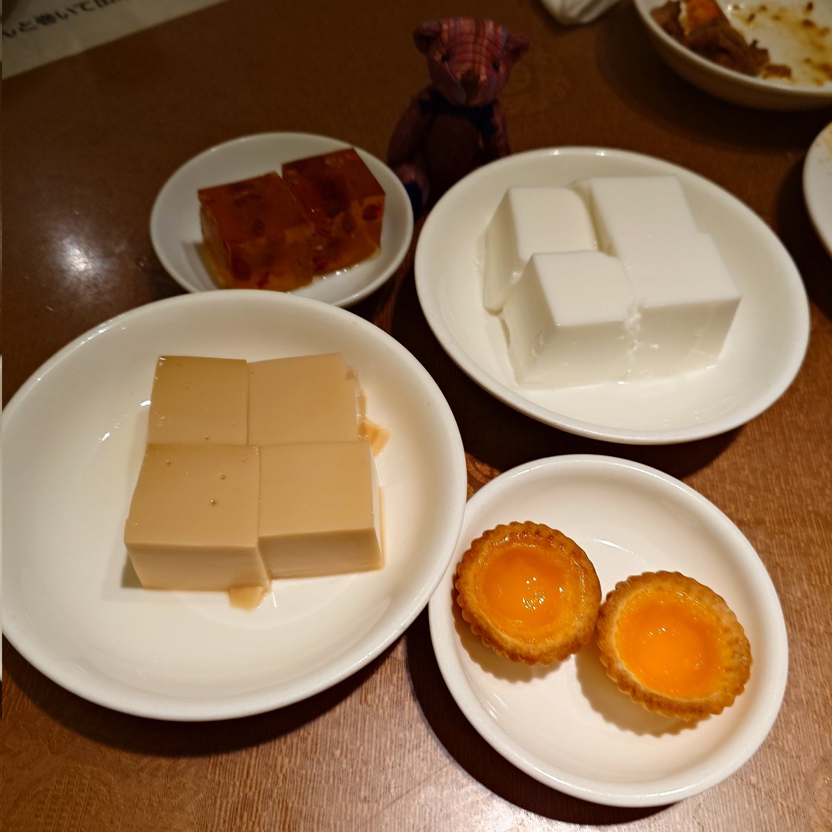 asakayas's tweet photo. 昨日の大珍楼振り返り。食べ放題3800円。お茶つけて5000円でお釣りきました。8人で37皿(なの？)。首傾げは個人としては4皿程度からするとクオリティ高い。点心ものと野菜炒め系と海老料理・焼麺類にデザートはおすすめできます。安定感あり食べられるのはいいですよ。 https://t.co/VRxLUkVsMc