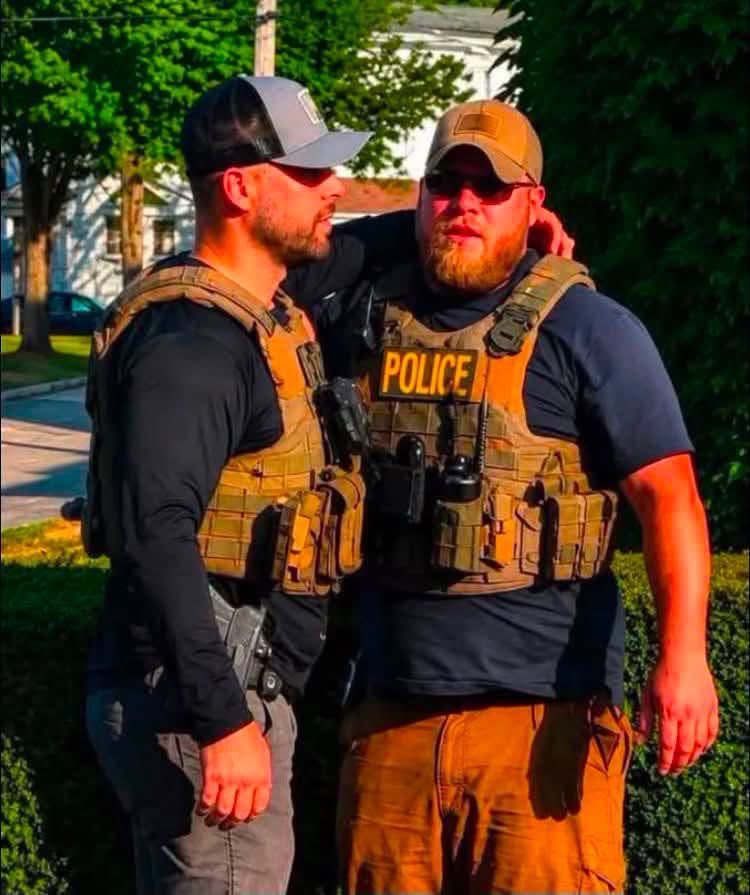 ChaserDemo81333's tweet photo. Excuse me 👋🏼 @SecMullinDHS  🚽🪠are these two ice agents #pardoned #J6 #ProudBoys #OathKeepers #TrumpInsurrectionist ?
@AP @MeetThePress @rolandsmartin 
@ICEgov https://t.co/AeVPCWzuR1