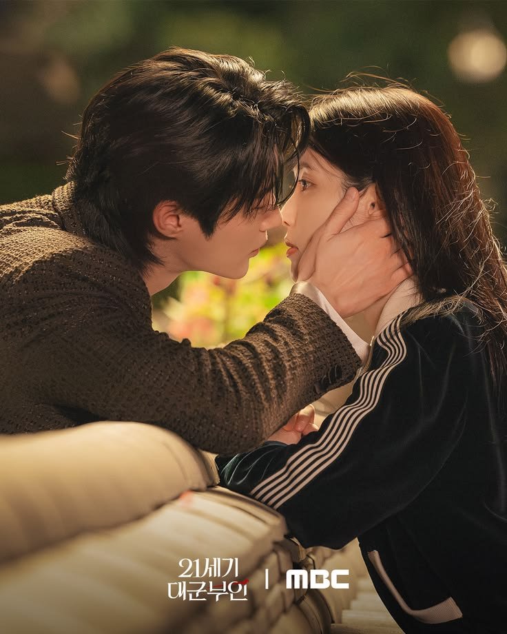 Itszanst's tweet photo. #IU #Byeonwooseok
Drama Version               Photoshoot Version https://t.co/56CvOjCqrL