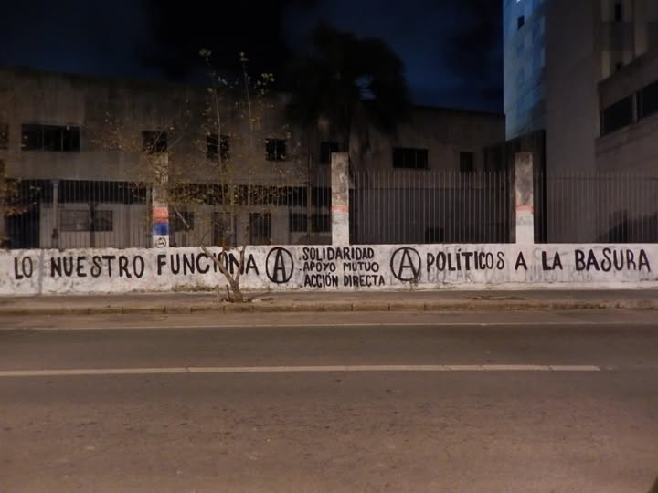 anarquia_p's tweet photo. El anarquismo destruye el paradigma de la dominación justa, muestra que no existe ningún tipo de poder político justificable, aceptable. Mandar u obedecer son indignos. La libertad se juega en la capacidad de las personas de autoorganizar la vida contra el lucro y la dependencia. https://t.co/dG67GyChAK