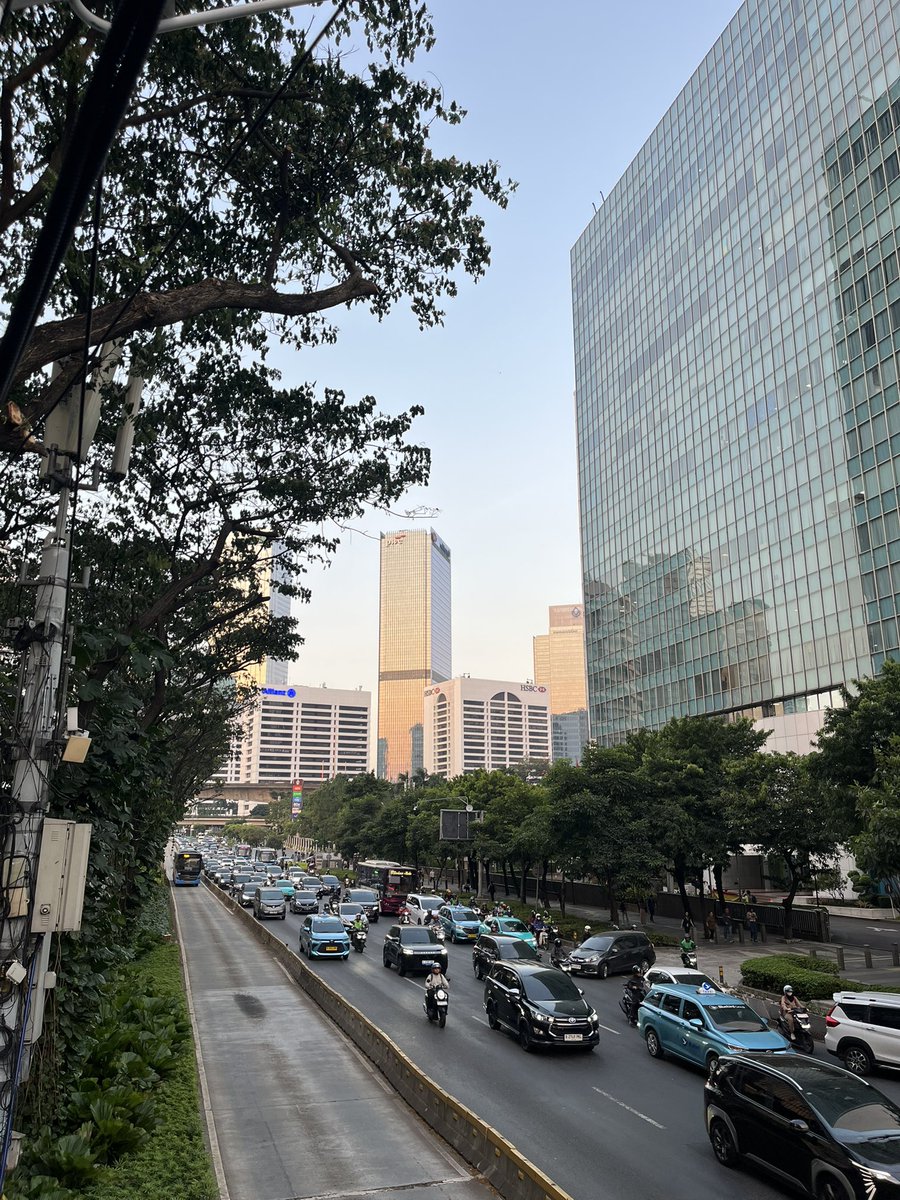 feasttest's tweet photo. kayanya seru kali ya kerja di kawasan sini (Karet, Benhil &amp; SCBD) https://t.co/j5lCspFRwY