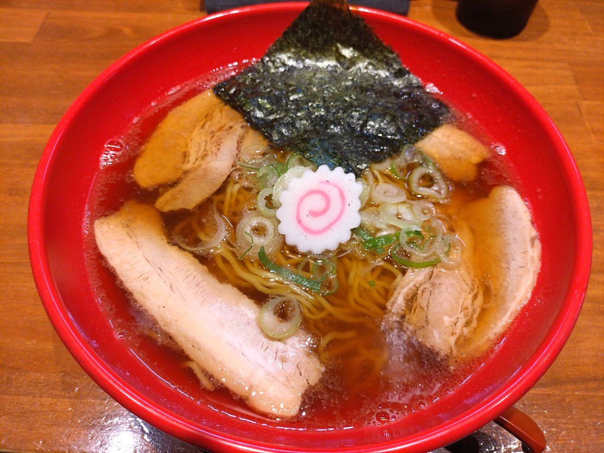 ZoneMyco's tweet photo. しょうゆチャーシューめん/麺大盛
〜らーめん銀河〜

徳島ラーメン狙いで飛び込んでみましたが🔰、「しばらくは醤油🍜、塩🍜のみの提供」とのことで、節のしっかり効いた昔ながらの中華そば(しょうゆ)をいただきました😊
チャーシューがホロホロで美味😋
ごちそうさまでした🌞 https://t.co/8LjztNnvia