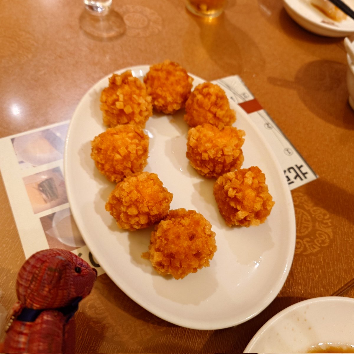 asakayas's tweet photo. 大珍楼の会。昨日の敗因ははじめに揃って食べたいと言ったものの中に揚げ物が多かったのかなぁ。でも胃の元気な先に食べたのも良かったのは確か。海老揚げ餃子サラダ添えのマヨネーズの中のフルーツっぽいの結局何だったのだろう。揚げたてだから余計においしかったです😍 https://t.co/ivNkIsEP6s