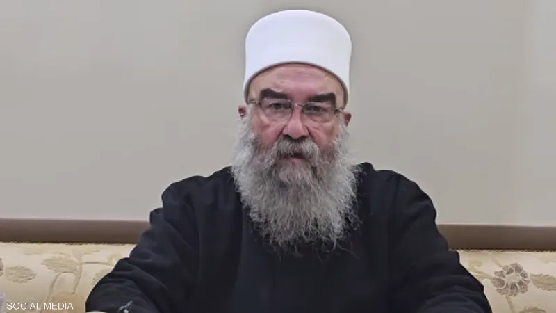 YZaatreh's tweet photo. الهجري إذ يصرّ على المضيّ في مغامرته الحمقاء!

آخر ما قاله هو أن "الاستقلال" هو الهدف النهائي للمرحلة المقبلة، وأن شكل الكيان "يبقى مفتوحا"، سواء كان دولة أو إقليما أو تحت رعاية دولة أخرى، مع التأكيد على خصوصية "جبل الباشان" وتقديمه نموذجا منفتحا للعالم.

مغامرات الانفصال المرتبطة بمعادلة غامضة، غالبا ما تنتهي في غير صالح المغامرين الذي يركضون خلف خطاب التطرّف تبعا لحساسيات طائفية أو مذهبية أو قومية. وحين يتطرّف البعض حدّ التحالف مع عدو شعبهم ودولتهم، يكون الوضع أسوأ بكثير.

مَن يوظّفهم، أو يشجّعهم، سيواصل العبث ما توفّرت له القدرة والمصلحة، لكن غياب أحدهما سيكتب نهاية المغامرة، وإن على نحو يصعب الجزم بالتبعات والأكلاف.

مشروع "الهجري" عبثي بامتياز، ولو تمّ تحكيم العقل، لتغيّر المسار لمصلحة الدروز والدولة السورية في آن، وله في قصة الأكراد درس مهم، لكن الرؤوس الحامية لعنة على مواطنيها.. لأن دقّة تقدير الموقف هي العنوان الأهم في عالم السياسة.