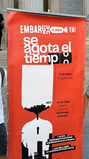 Antifaxismoa's tweet photo. #Madrid más de 600 organizaciones, entre ellas @Antifaxismoa exigen ya, una ley del embargo de armas a Israel, 2 años después la PL de reforma de la Ley 53/2007 

#EmbargoYa https://t.co/Wc5uINmHlm
