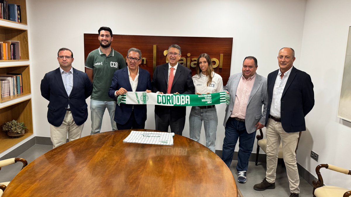 CordobaCB's tweet photo. 🎙️ ¿Quieres conocer todos los detalles del acuerdo de co-naming entre @Cajasol @cotocontigo y el Córdoba Club de Baloncesto?

Ya puedes ver la intervención completa de nuestro presidente y del presidente de Cajasol, donde explican el alcance de esta alianza y lo que supone para el futuro del club.

▶️ Disfruta del vídeo completo en nuestro canal de YouTube 👉🏼 https://t.co/mLX8egBF1v

📲 Lee la noticia en nuestra web 👉🏼 https://t.co/C6SH078iWc

#CajasolCotoCórdobaCB #GanamosJuntos #ConOrgulloEnTuNombre #ADNBlanquiverde