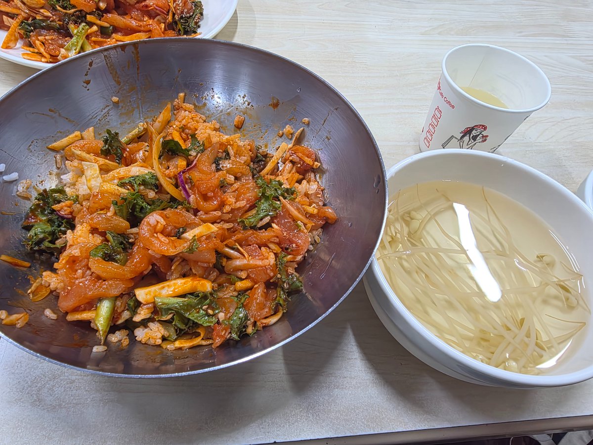 _cutehonny's tweet photo. 워터파크다녀오고 늦은점심으로 비빔회 한사발 :) https://t.co/atDHHPQggF