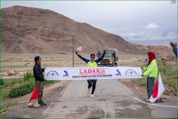 jkchanneltv's tweet photo. Ladakh | An Indian Army Major has emerged as the winner of the world's highest ultra marathon held at Umling La in Ladakh, showcasing exceptional endurance and determination at one of the world's highest motorable passes.
#IndianArmy #Ladakh #UmlingLa #UltraMarathon #NewsUpdate https://t.co/SdIWyXmhG7