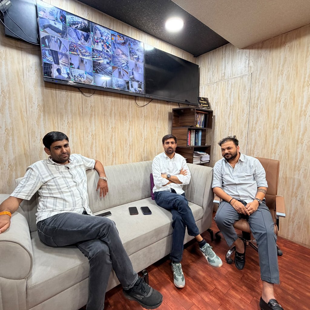 VinodJakharIN's tweet photo. देश की बदहाल शिक्षा व्यवस्था व पेपर लीक के खिलाफ चल रहें अभियान “छात्रों की गूंज” के तहत आज सायं 5:30 बजे ग्रांड सफारी होटल, गुर्जर की थड़ी से त्रिवेणी पुलिया तक “छात्र विरोध मार्च” का आयोजन किया गया है।

इस मार्च में पाठशाला कोचिंग से शिक्षक श्री संजय जी सर व श्री संदीप जी चौधरी सर शामिल होकर प्रदेश की बदहाल शिक्षा व्यवस्था व पेपर लीक के खिलाफ मज़बूती से अपनी आवाज बुलंद करेंगे ।

आइए, शिक्षा व्यवस्था में सुधार, पारदर्शी भर्ती प्रक्रिया और छात्रों के अधिकारों की रक्षा के लिए इस जनआंदोलन का हिस्सा बनें।
#ChhatronKiGoonj