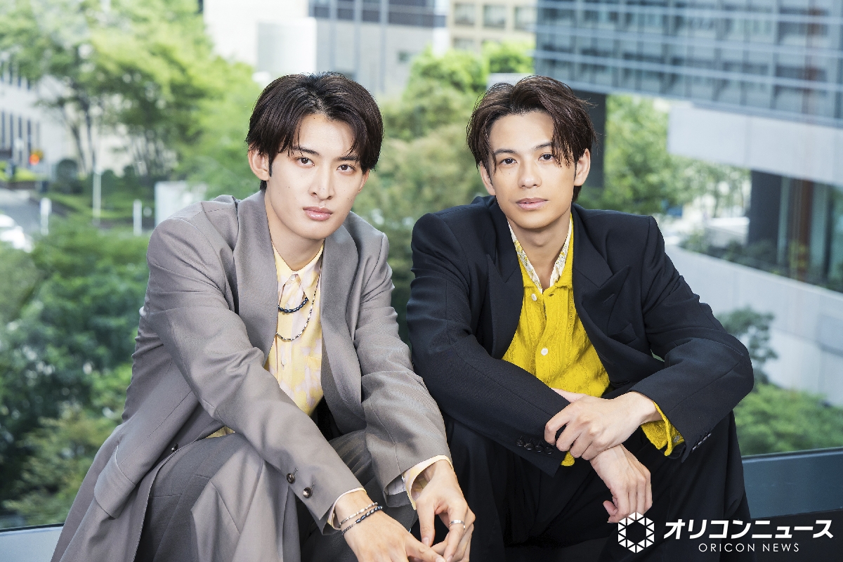 oricon's tweet photo. 森崎ウィン＆向井康二
W主演映画『（LOVE SONG）』
8/5(水)～ 𝐍𝐞𝐭𝐟𝐥𝐢𝐱配信スタート❗️

初共演で切ない両片想いを演じた2人
🔻インタビュー
https://t.co/gR7ZLuljU0

#movielovesong https://t.co/CbupxM5ATP