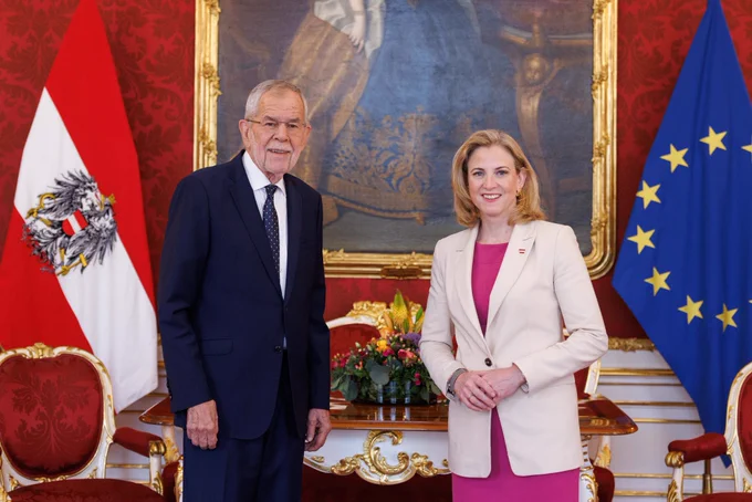 Bundespräsident Alexander Van der Bellen steht neben Außenministerin Beate Meinl-Reisinger.