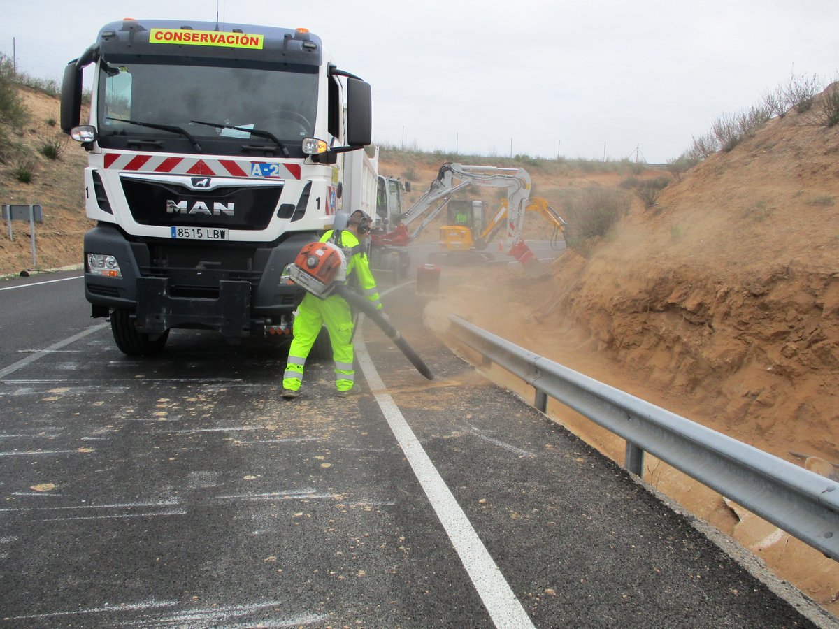 transportesgob's tweet photo. Licitamos por 27,7 M€ la conservación de 120 km de carreteras del Estado en la Comunidad de Madrid.

Se actuará en diferentes tramos a lo largo de más de 50 km en la A-4, incluyendo la implantación de sistemas de contención, y en la A-2.

Detalles: https://t.co/HO4kdztOgN https://t.co/L09Qp3APBS