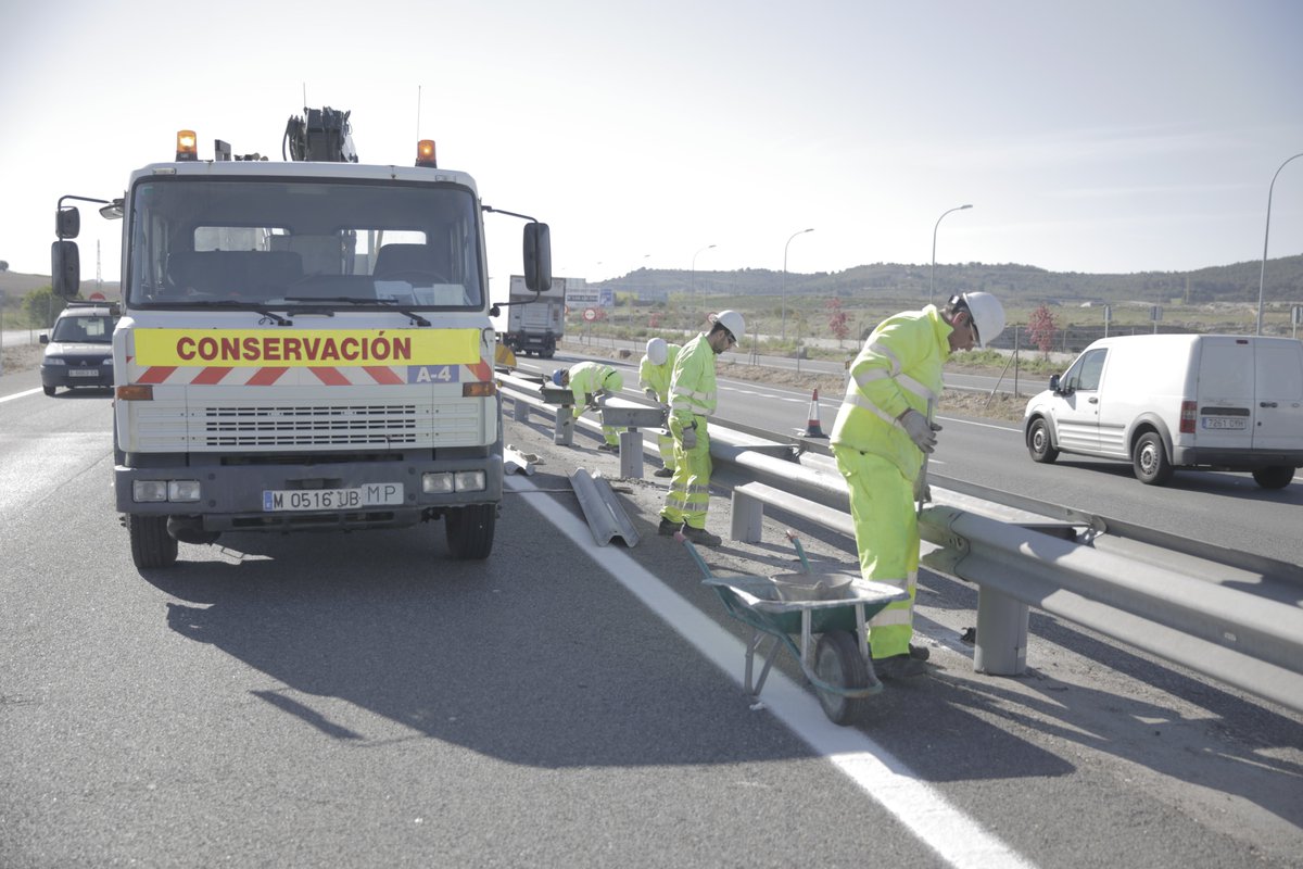 transportesgob's tweet photo. Licitamos por 27,7 M€ la conservación de 120 km de carreteras del Estado en la Comunidad de Madrid.

Se actuará en diferentes tramos a lo largo de más de 50 km en la A-4, incluyendo la implantación de sistemas de contención, y en la A-2.

Detalles: https://t.co/HO4kdztOgN https://t.co/L09Qp3APBS