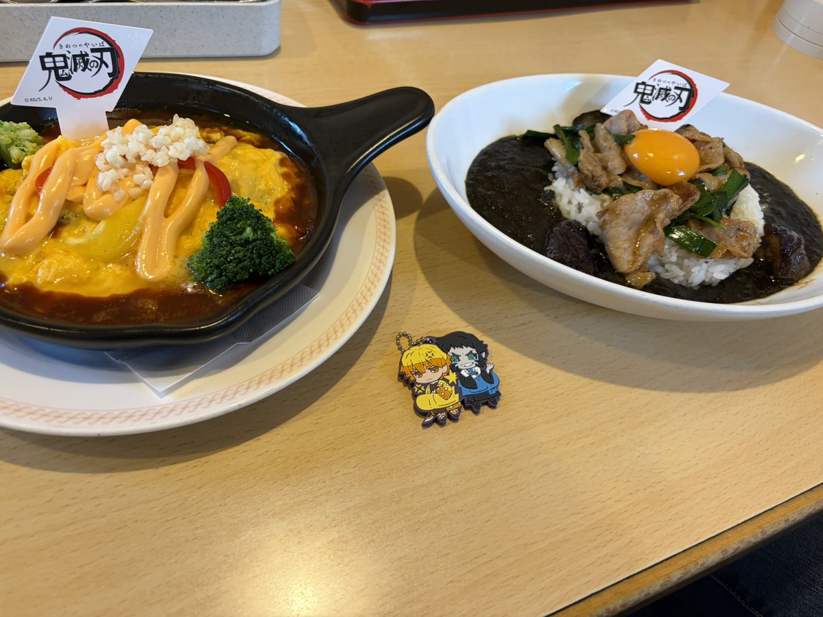 ngmsem's tweet photo. 友人たちと早速コラボ行ってきましたー！！
獪岳のカレー、ちょっと私には辛かったけど美味しかったー！！！
友人の善逸コラボと(これには映ってないけど)煉獄さんコラボも少しもらって食べたけど美味しかった！
でも善逸のはパチパチが甘いらしいね…？
次はお互い半分ずつ食べたいって話もした。 https://t.co/JBDWOTImA3