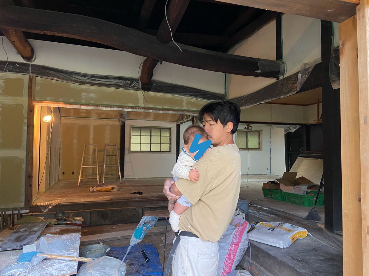 kibi_tsuki's tweet photo. 僕は世の中は「お金」だと思っています。
はい、資本主義に洗脳されています。

何故かって、例えば、国民一人あたり1,000万円ほどの資金があれば、最低限の住まい、太陽光発電や太陽熱温水器の導入、畑の道具、井戸、家畜小屋、カスタムカーなど、自給自足の暮らしのシステムをつくることが出来ます。

システムさえ整えば、そこからはパーリーです！
何を挑戦しても失敗しても暮らしていけます。

だって僕も今で500-600万くらいしかかけてないから。

お金は贅沢のためじゃなく、「社会依存を減らす自由」を手にいれる手段だと思うのです。