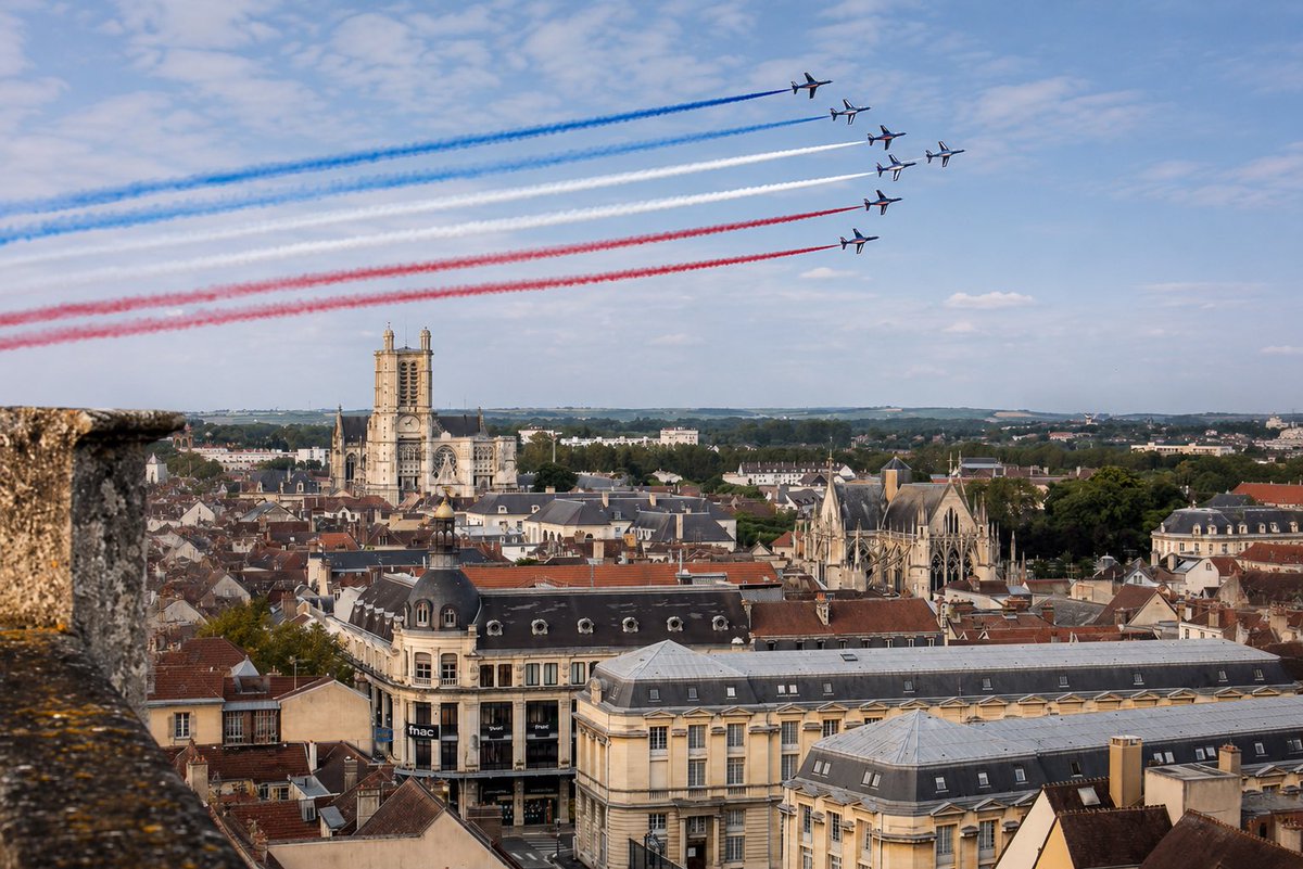 qdmch_'s tweet photo. Bonne fête nationale 🇫🇷 #FêteNationale @VilledeTroyes https://t.co/njRFesFrLg