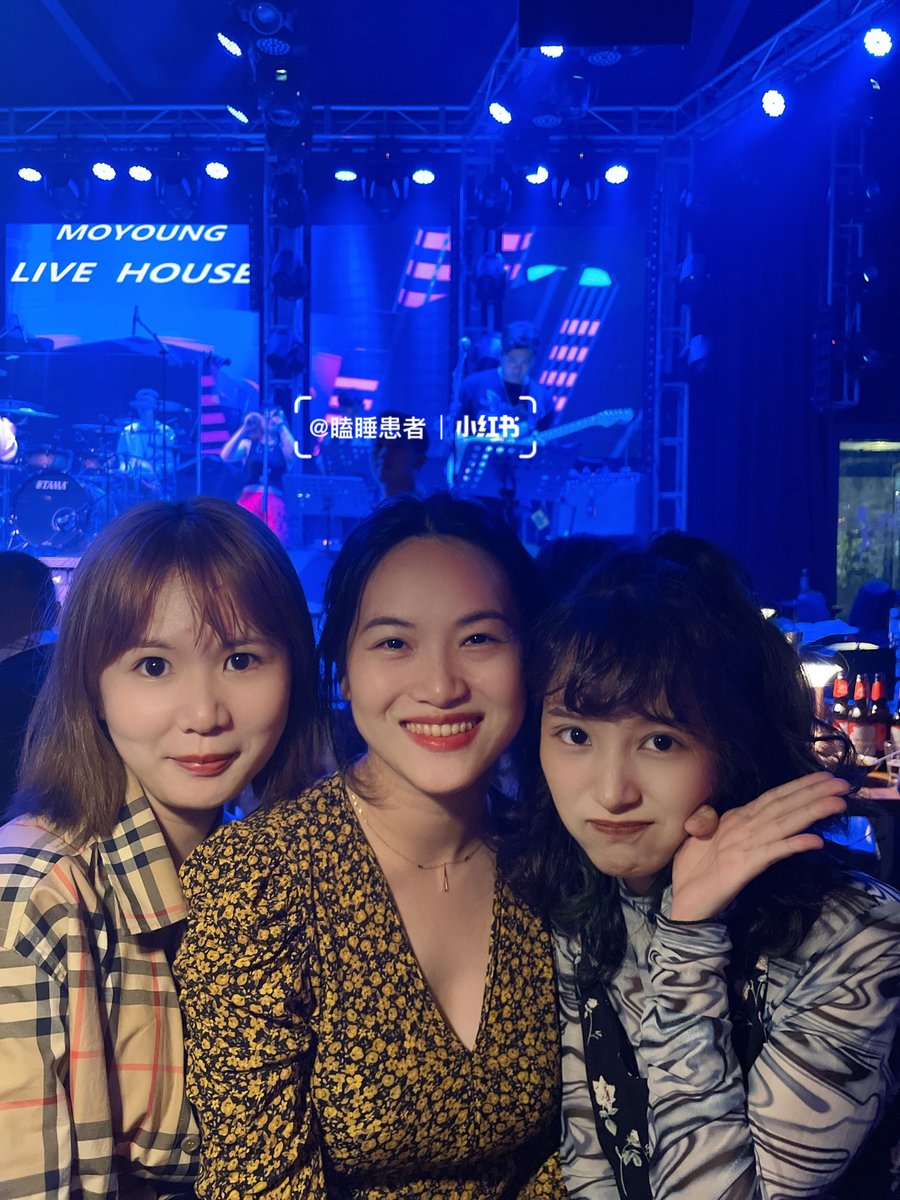 Jani_Lunatic's tweet photo. Just left the indie concert of the year—raw vocals, tight guitar riffs, and the whole crowd singing every lyric like we were one big family. Worth every second of the late night! https://t.co/bZPPmjQuKs