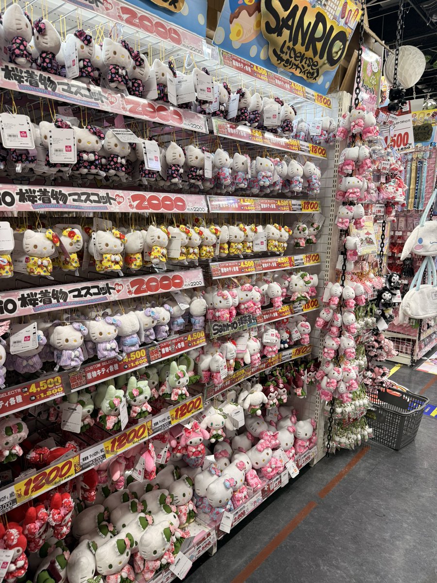 JoostVF's tweet photo. “Speelgoed” (*kuch) 1 rek verder dan dat van Lego en Hello Kitty🤐😬🤯
Je komt in de warenhuizen hier alleszins ogen tekort😵💫 Nog nooit zo een veelkleurig schreeuwerig plastieken aanbod gezien😅
#biginjapan🇯🇵 https://t.co/Byh56feINV