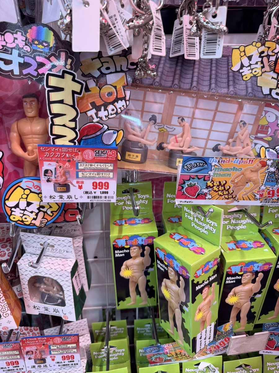 JoostVF's tweet photo. “Speelgoed” (*kuch) 1 rek verder dan dat van Lego en Hello Kitty🤐😬🤯
Je komt in de warenhuizen hier alleszins ogen tekort😵💫 Nog nooit zo een veelkleurig schreeuwerig plastieken aanbod gezien😅
#biginjapan🇯🇵 https://t.co/Byh56feINV