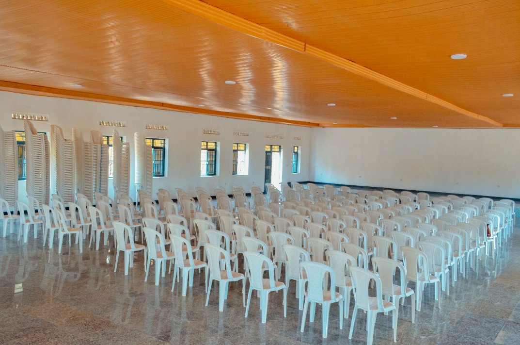 GatsiboDistrict's tweet photo. @RwandaLocalGov @RwandaEast @muhaziyacu @BTN_Rwanda @RichardGasana @sekanyangeJL @MUKAMANAMarcel1 Umuyobozi w'Akarere ka Gatsibo @richardgasana
amaze gutaha ku mugaragaro inzu mberabyombi y'urubyiruko ifite ubushobozi bwo kwakira abantu basaga magana arindwi (700), ndetse anataha n'isoko rito rya Gakuba byose biherereye mu Murenge wa Rwimbogo. @RwandaYouthArts https://t.co/B4fO6Ys6yP