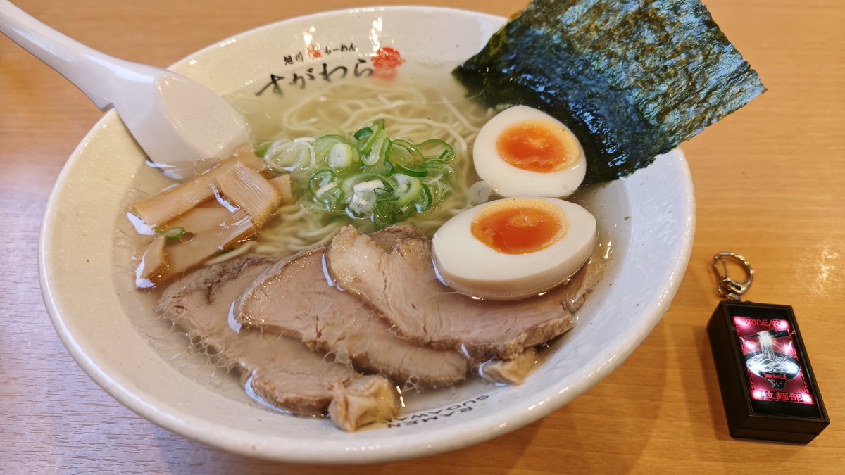 Taku_JGMBF's tweet photo. 今日の夕方も人形町で用事があったので、夕食は旭川塩らーめん すがわら 人形町店の「特のせらーめん 塩」🍜
とにかくスープが透き通っていてすごくやさしい味😁
中細ちぢれ麺との相性もばっちりで、この時期にピッタリなあっさり系の一杯💯
#BRIDEARラーメン部 #BRIDEAR https://t.co/qfwL3j5kPo