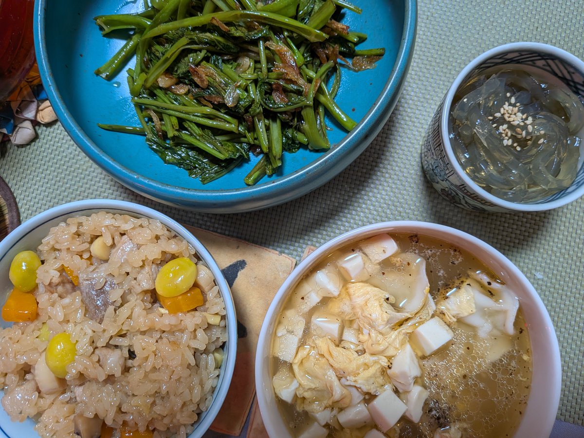 hattyo888's tweet photo. 夕飯。中華おこわ、空芯菜炒め、心太、豆腐玉子スープ。
以前粽を作る際に買った餅米で、炊飯器おこわに挑戦。頗る美味く出来た。えへ。空芯菜はいつも通り。夏の味わい。心太も然り。スープは冷凍庫内で遭難してた冷凍水餃子も入れる。アジアの駅で買ったハーブ入りのやつだった。美味い。また買う。 https://t.co/PdCLT3ga09