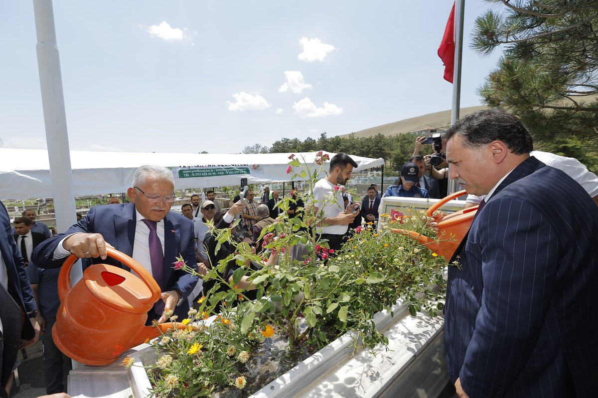 baskanmemduhbyk's tweet photo. FETÖ'nün 15 Temmuz hain darbe girişiminin 10. yıl dönümünde, Valimiz Sayın Gökmen Çiçek ve protokol üyelerimizle birlikte kahraman Şehit Komiser Yardımcımız Kübra Doğanay'ın kıymetli ailesini ziyaret ettik. Ardından aziz şehidimizi kabri başında dualarla yâd ederek karanfil bıraktık.

Program kapsamında ayrıca Yeşilhisar Mezarlığı'nda Şehit Başkomiser Süleyman Özcan'ın ve hain terör saldırısında hayatını kaybeden Kemal Bulut'un kabirlerini de ziyaret ederek dualar eşliğinde karanfil bıraktık.

Aziz şehitlerimizi rahmet, minnet ve dualarla yâd ediyor; emanetlerine daima sahip çıkacağımızı bir kez daha ifade ediyoruz.

🇹🇷 #İradeBizimZaferBizim #10Yılında15Temmuz