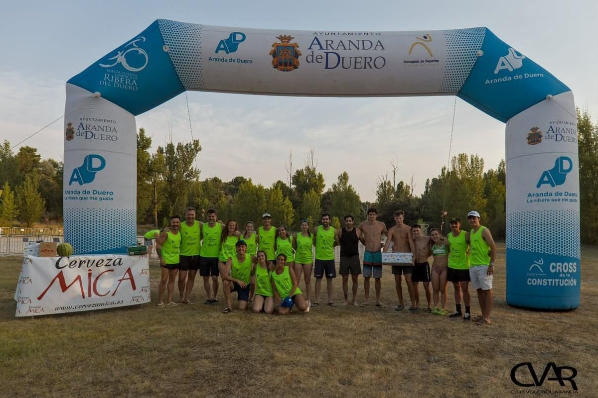 Diegoamartin13's tweet photo. 🟠 VOLEIBOL

🏐 El Torneo 'Villa de Aranda' volvió a ser una gran fiesta del verano en las Tierras de Duero

▶️ Decenas de jugadores de distinta procedencia y sus equipos disfrutaron en la arena de Piscinas 'La Calabaza'

▶️ 3️⃣ escuadras se hicieron con el triunfo en las categorías del torneo organizado por @VoleyPlayAranda

🥇 Categoría Oro: 'Lo veo Claro'

🥈 Categoría Plata: 'Royaleros'

🥉 Categoría Bronce: 'Nbonamis Team'

➕ Información y fotografías @VoleyPlayAranda: https://t.co/08j5Fjvrk9

🎦 https://t.co/7e2rNuPtVT
