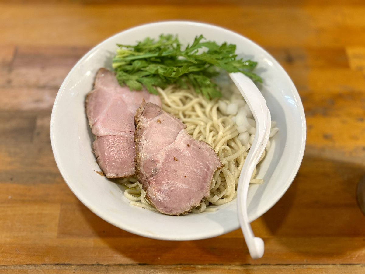 ask_mrk's tweet photo. 極汁美麺umami
地鶏脂と木桶醤油のまぜそば
炭火焼ハラミ丼
ハートランド

夜も来ちゃいました。
ハラミとホルモンを炭火で炙るため、焼肉屋さんに来たかのような煙でカオスな店内。
あえて混ぜずに提供されるまぜそばは、混ぜると地鶏脂と木桶醤油と香りが凄いこちららしさ全開のまぜそばですね。 https://t.co/TPCRoZrKYQ
