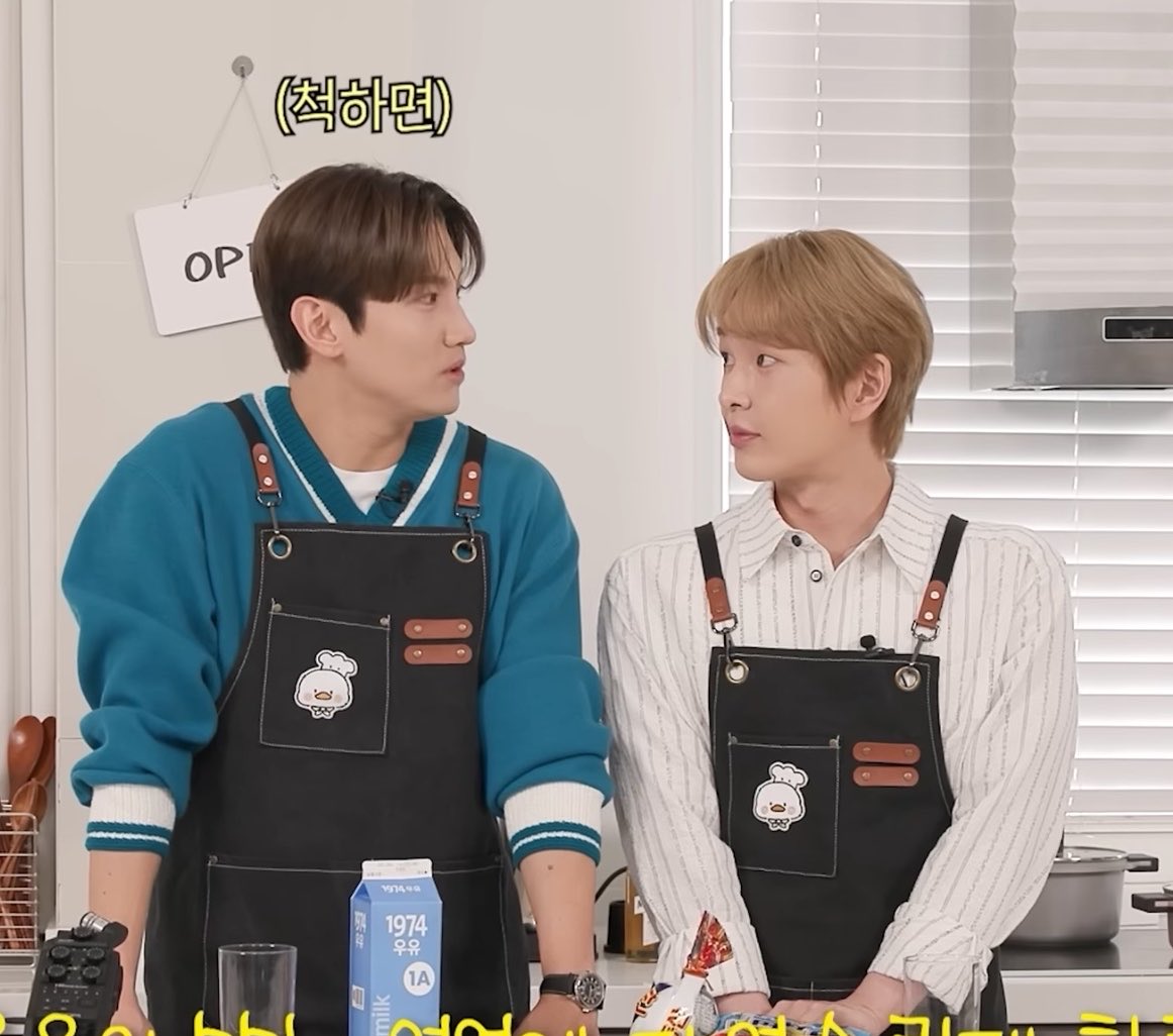 bubbabble's tweet photo. sorry jinki but the apron + height difference (+the way you stare) kinda reminded me of this 😭 https://t.co/aDeRMOt9UO