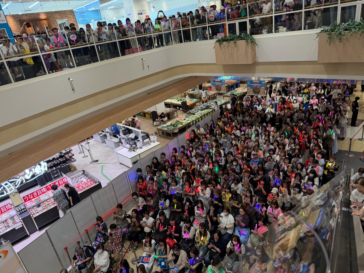 takuya_matsuri's tweet photo. リリースイベント
イオンタウンおゆみ野
平日にも関わらずたくさんの方が来てくださいました🥹❤️❤️❤️

なかなか暑い中集まっていただき
平日だからお仕事や学校、予定など
調整してくださったり
遠い場所から色んな乗り物乗り継いで
来てくれたり、
皆様の愛がたくさん伝わりました😋💕

今日も来てくれた皆さま
お留守番しながらパワー送ってくれてた皆さま
本当にありがとう🥰💓💓💓

やっぱりMATSURIは6人がいいし
6人でやるライブが本当に大好きです☺️💙
そしてみんながいてくれたらもっと大好きになります🥹❤️❤️❤️

ぜひとも8月から始まる2ndツアー
チケットがまだ購入できる会場もありますので
ぜひ遊びに来ていただけたら嬉しいです🥰❤️‍🔥

詳しくはこちら💁https://t.co/PWXu9bDIcT

今日も楽しい1日をありがとうございました☺️❤️‍🔥

#MATSURI
#松岡卓弥