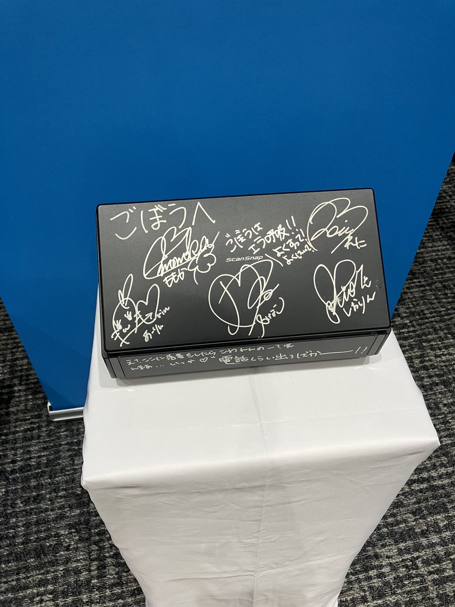 TxRacing's tweet photo. #ScanSnapユーザーミートアップ
ヨッピーさん所有のscansnap ももクロのサインと落書き付きw https://t.co/vK9wkHLRut
