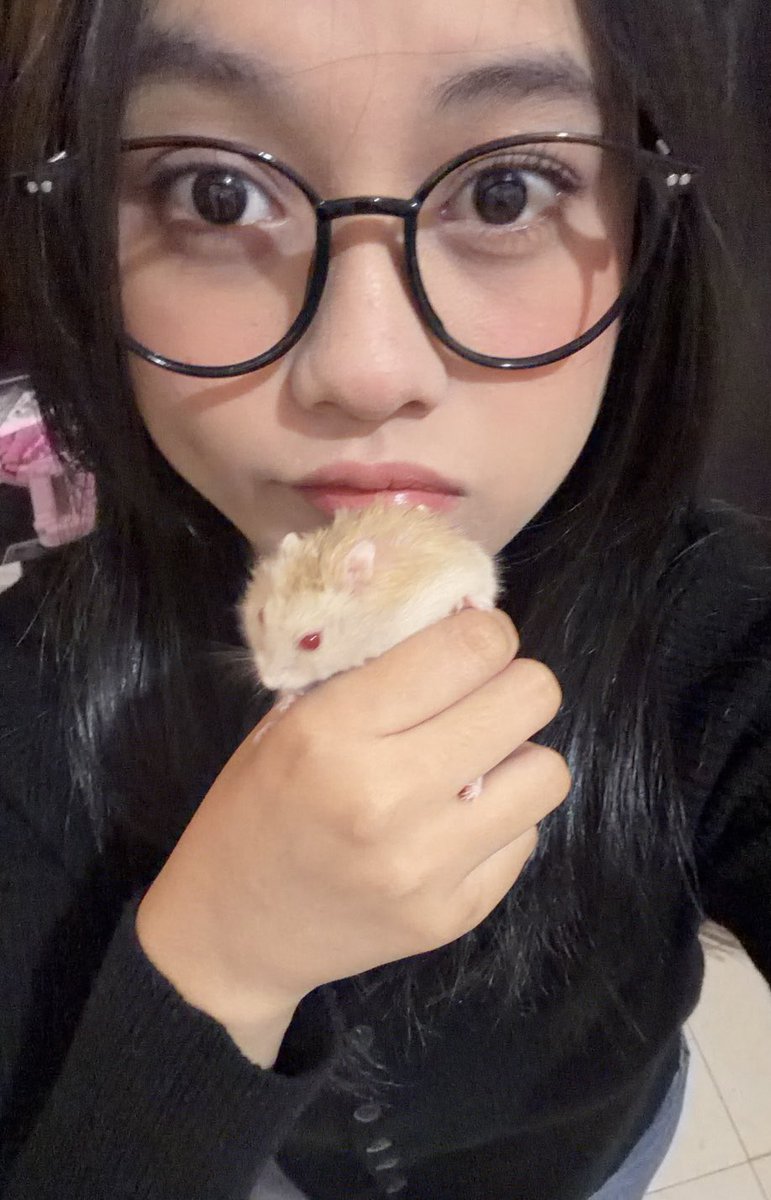 deladelss's tweet photo. me n my hammie against the world https://t.co/GVubEREEQI