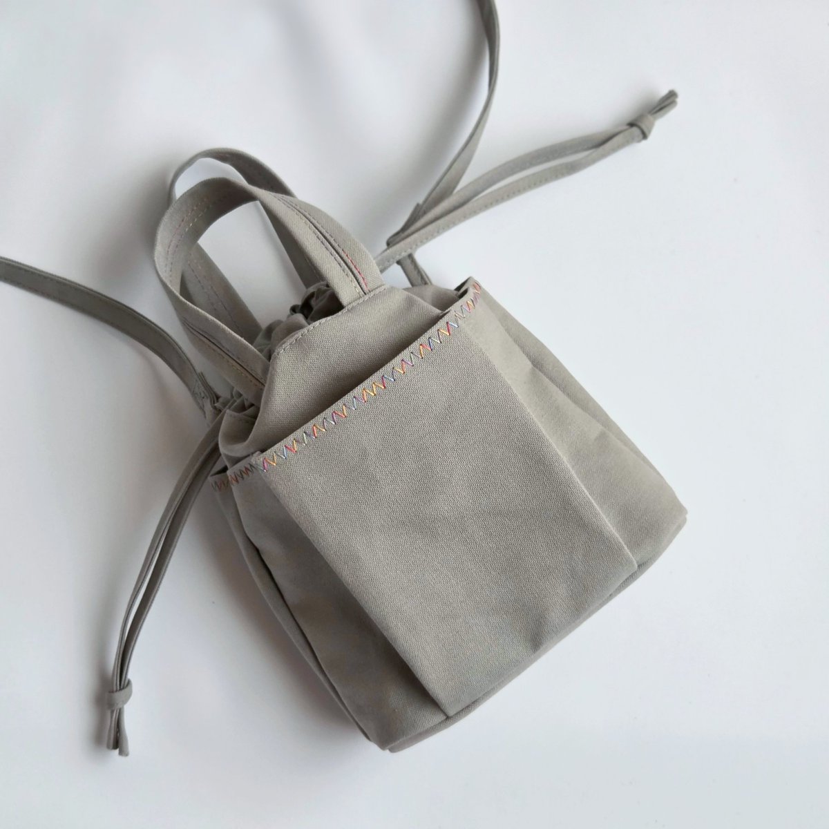 akk_bag's tweet photo. 新色〈Gray〉、「巾着ポシェット」と「巾着トート」も仲間入りしました✧◉⁠‿⁠◉

ご注文はこちらから↓✨️

✧Shop✧
https://t.co/6eN1yR552i 

✧minne✧
https://t.co/zdA9ZkaO6w 

✧Creema✧
https://t.co/Ctvy6lUvzG

#ハンドメイド
#バッグ https://t.co/DrRbaexOnm