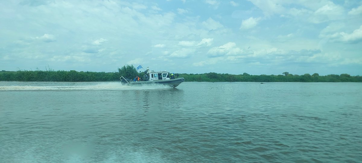 unmissmedia's tweet photo. As part of efforts to strengthen partnerships with #SouthSudanese communities, #UNMISS peacekeepers in Upper Nile 🇸🇸 conducted a river patrol to Akoka to assess conditions on the ground. Authorities reported critical challenges, including shortages of health supplies, inadequate water and hygiene services, and increasing humanitarian needs.
#A4P #InvestInPeace