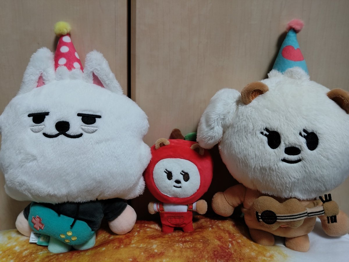 rosemarimimi's tweet photo. プルバトゥのリンゴバージョンのぬいぐるみキーリング🍎✨️

大きなヨンモンとバムグに挟まれて可愛いさアップ❤️

#プルバトゥ
#txt
#TOMORROWXTOGETHER https://t.co/Bw10Uctxht