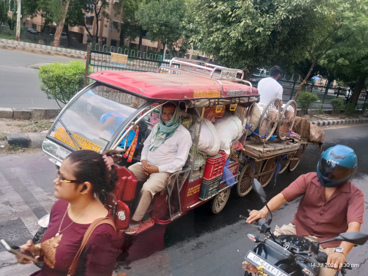 Gabbar_back_DWK's tweet photo. द्वारका में वंदे भारत ट्रेन speed test 

कभी भी कोई बड़ा हादसा हो सकता है जान की कोई चिंता नहीं ?
ओवरलोडिंग और रेडी रिक्शा टोचन।
DL-9ERA-8450 https://t.co/qbwsoEanli