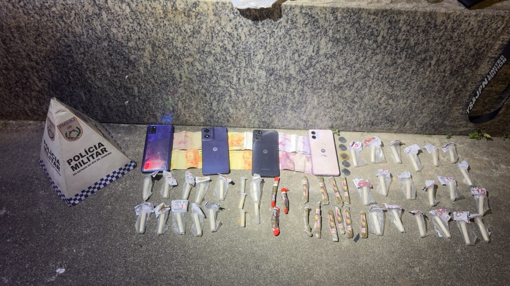 PMERJ's tweet photo. Policiais do #RECOM, apreenderam drogas e cerca de R$ 280 em espécie na Rua Alzira Vargas, no bairroLaranjal, em São Gonçalo. Um homem e um adolescente foram abordados e encaminhados à 74ª DP. #PMERJ https://t.co/BTPTk8S1tp