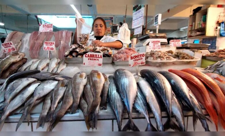 lanoticiaperu_'s tweet photo. #Economía | 🐟📈 El precio del pescado continúa en alza debido a la menor llegada de especies marinas, situación que comerciantes atribuyen a los efectos del Fenómeno El Niño. El jurel y el bonito son algunos de los productos más afectados. 🌊🇵🇪

#Pescado #FenómenoElNiño #Economía #Abastecimiento #Lima #Perú #LaNoticia 📰🐠v 

Más información 👇 
https://t.co/WsJKHI1Ffs