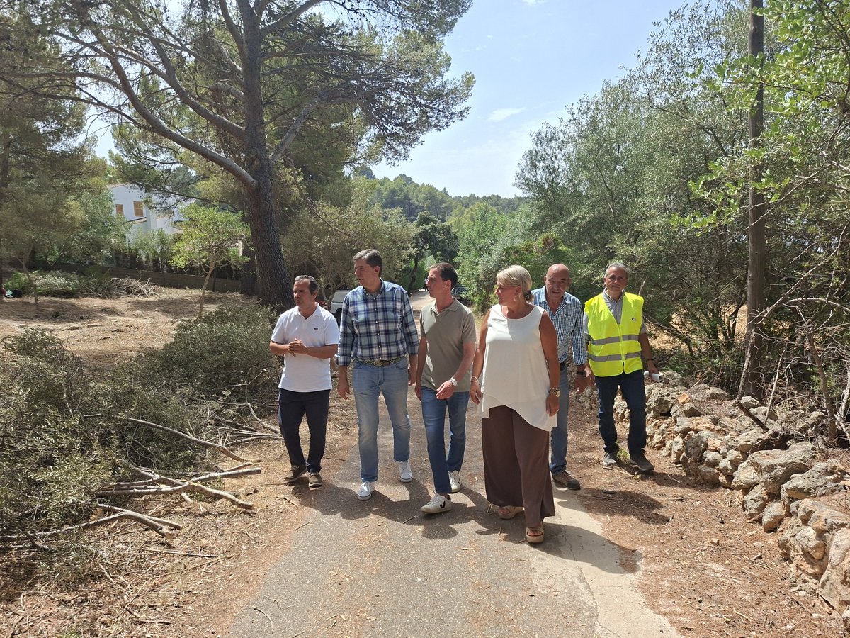 turismeGOIB's tweet photo. Visitam les obres de neteja forestal a Bunyola, finançades pel @goib amb 1,8 milions d'euros del ITS i executades pel @ConselldeMca 🌳🌾

Demostram que la taxa turística ajuda a finançar i mantenir el medi ambient de les Balears durant els mesos més crítics de l'any 🤝🏻🚫🔥 https://t.co/SyyHVpt51k