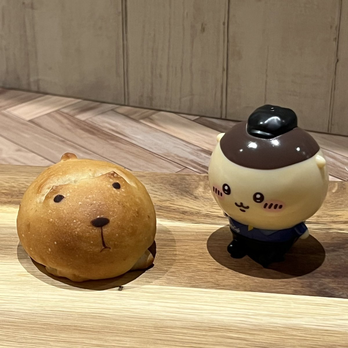 Cafe712_kobe's tweet photo. 🐾✨「カピバラパン」登場！

やさしい表情とまんまるな姿がとても可愛いカピバラパンが仲間入りしました💕
おやつタイムにも、お友達やご家族へのプレゼントにもぴったりです！ぜひ見に来てください🍞

#どうぶつパン #カピバラ #癒しパン #かわいいパン https://t.co/vTWMbqCkDe