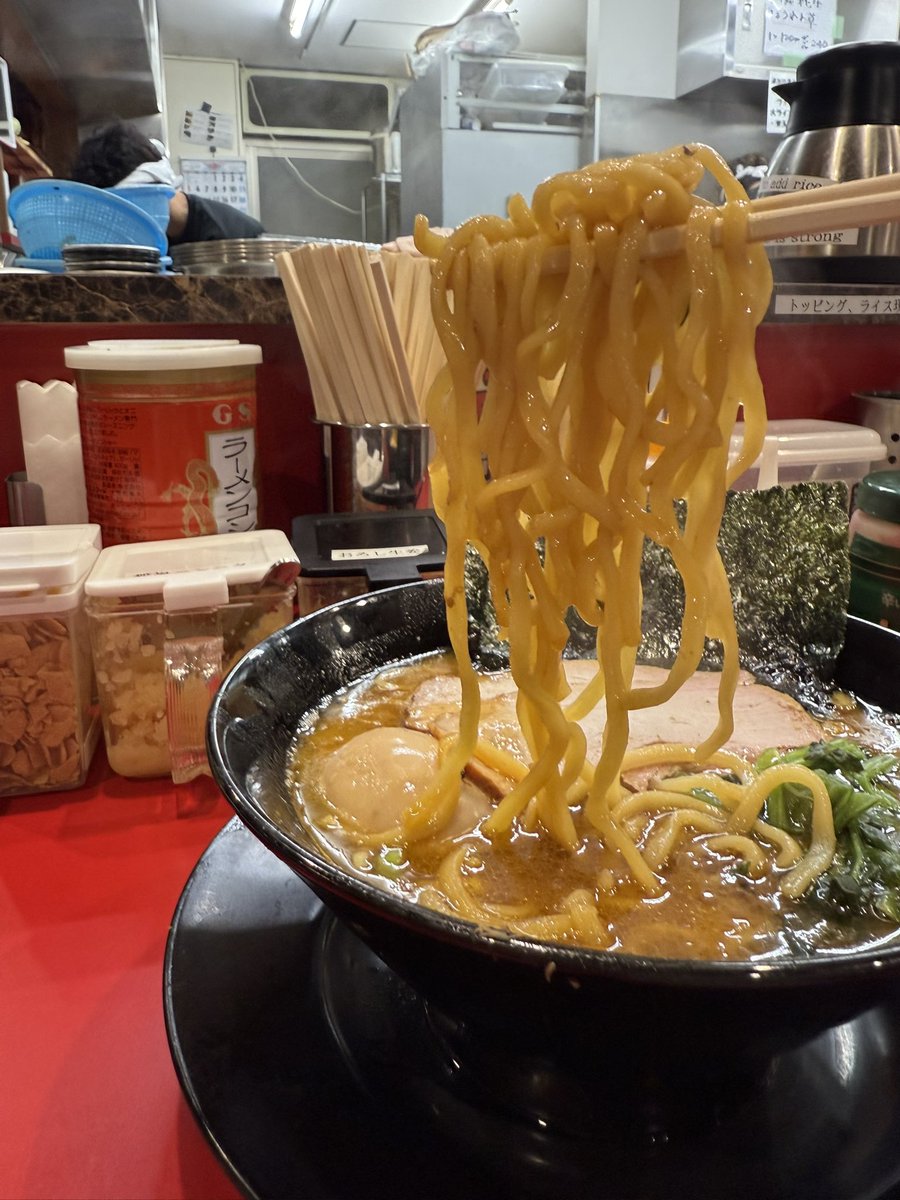 19781024's tweet photo. 今日は王道家直系鬼道家@勾当台公園さんへ

ラーメン（並）➕半ライス➕味玉（👹T）

王道家自家製の少し短め中太縮れ麺はカタメでもちっとしていてコシと弾力があり美味

ど豚骨の旨みに味濃いめで鶏油がコクとまろやかさを加えバッチバチでウマ

今日も美味しいラーメンごちそうさまでした

#鬼道家 https://t.co/XnzuGYvfyM