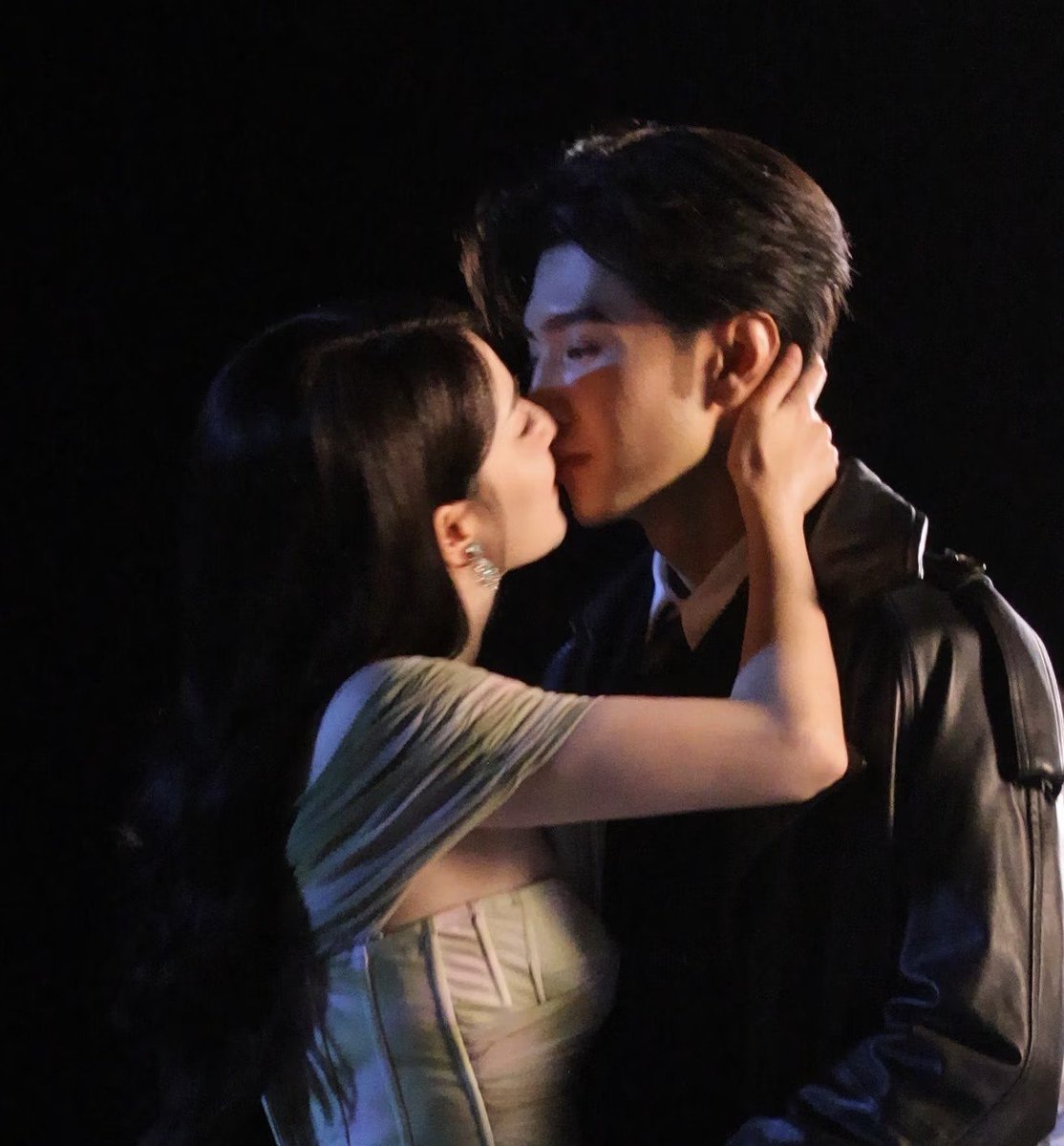 nanalikebts's tweet photo. SAMPE MUTER2 PALA NYA WOIII, HANDPLACEMENT NYA JUGA ANJER. INIKAH NAMANYA BERCIUMAN DENGAN KEADAAN TAMPAN DAN CANTIK😭😭😭 https://t.co/VVTlMMSYZP