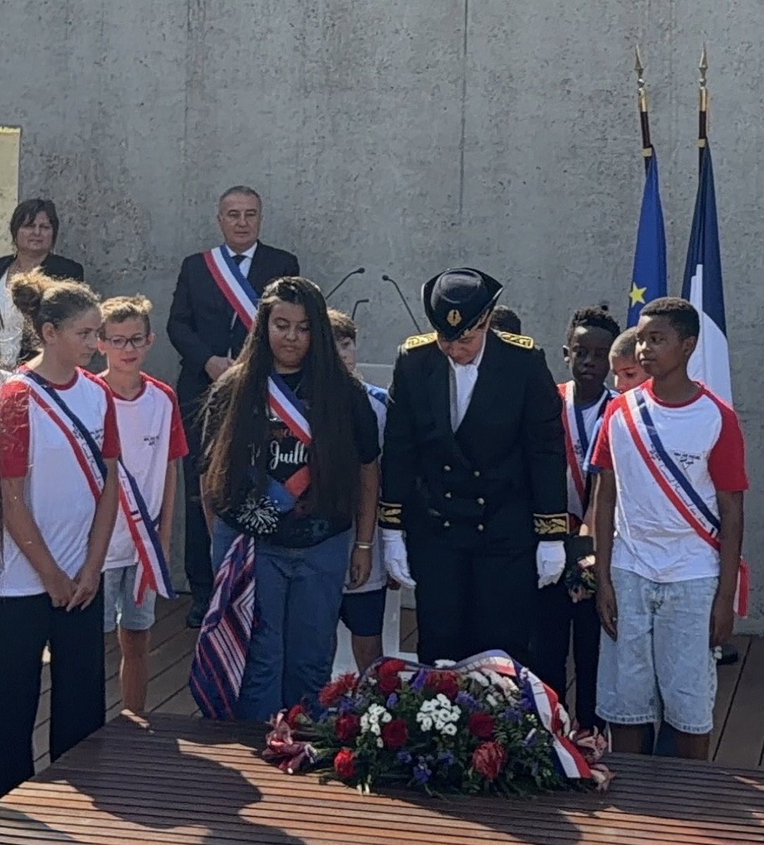 S_MOUBTASSIM's tweet photo. 🇫🇷 Cérémonie du 14 juillet à Val-de-Reuil 🇫🇷
Sous le signe de la mémoire, de l’unité et de la fraternité républicaine, la cérémonie du 14 juillet s’est tenue à Val-de-Reuil en présence de Mme la Sous-Préfète Myriam Leheilleix.
Un public toujours nombreux, réuni autour de notre maire Marc-Antoine Jamet, a une nouvelle fois témoigné de son attachement à ce rendez-vous qui rassemble toutes les générations autour des valeurs de notre République, de notre commune et de notre pays.
Un moment de partage et de fierté collective, fidèle à l’esprit du 14 juillet.
Vive Val-de-Reuil, vive la République, vive la France 💙🤍❤️
LibertéÉgalitéFraternité 🇫🇷
@Prefet27 
#Jamais_ValdeReuil_Sans_Jamet #ValdeReuilEnVrai = @MA_Jamet