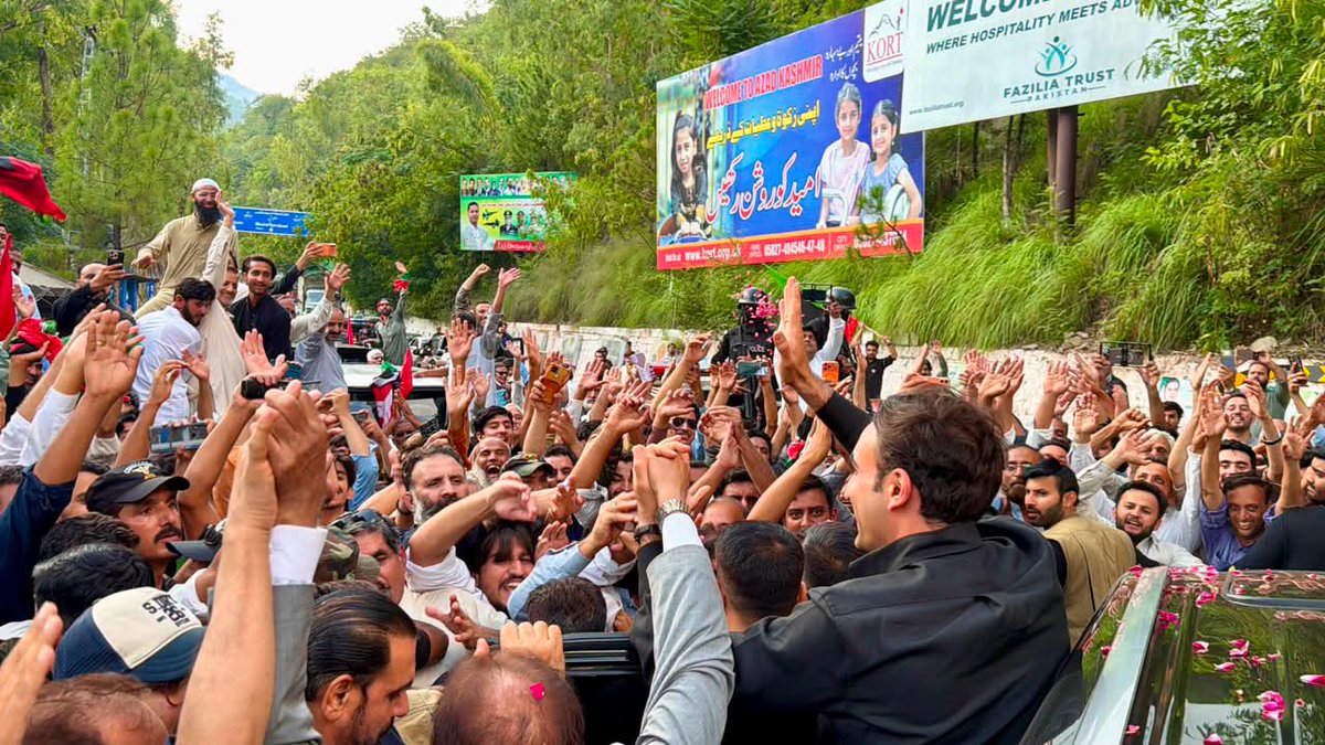 Waqaralimanghar's tweet photo. Powerful scenes at Kohala Bridge in #Muzaffarabad! The massive love and fiery energy of the people for Bilawal Bhutto Zardari sets the heart racing. Hands raised high, eyes full of hope this is the living spirit of #Bhutto, alive in the soul of the masses!This is the real power https://t.co/QrS8SjXDch