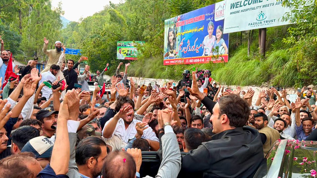 Waqaralimanghar's tweet photo. Powerful scenes at Kohala Bridge in #Muzaffarabad! The massive love and fiery energy of the people for Bilawal Bhutto Zardari sets the heart racing. Hands raised high, eyes full of hope this is the living spirit of #Bhutto, alive in the soul of the masses!This is the real power https://t.co/QrS8SjXDch