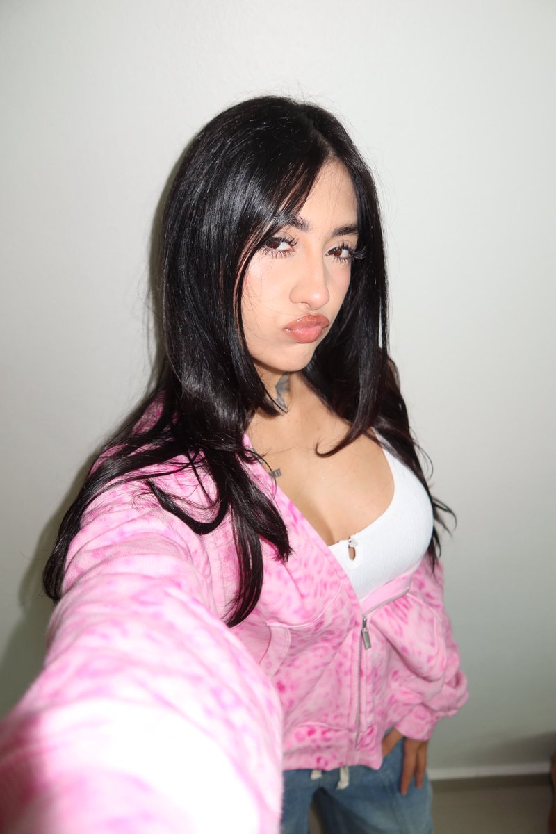 qtFoxyy's tweet photo. Duck face https://t.co/TV2hxRUJdv